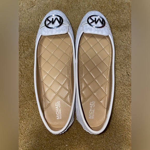 MICHAEL MICHAEL KORS WITHE FLATS. - Picture 5 of 16